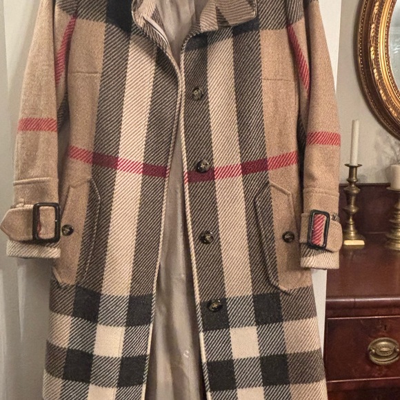 Burberry Classic Plaid Trench Coat with Red Accents - Picture 11 of 12